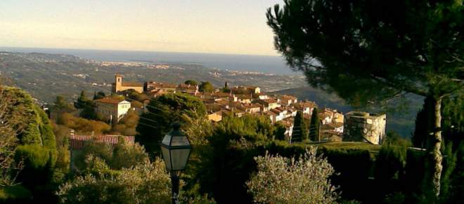 Entdecken Sie Cabris, ein wunderbares Bergdorf in 550 m Höhe zwischen Meer und Bergen. Von der Terrasse der ehemaligen Burg aus haben Sie einen der schönsten Ausblicke auf die Côte d’Azur und genießen ein Panorama über die gesamte Mittelmeerküste von Nizza und dem Cap Ferrat im Osten bis zum Esterel- und Maurenmassiv im Westen, über Cannes, die Lerins-Inseln und den See von Saint Cassien. Bei gutem Wetter kann man sogar die Insel Korsika sehen, die 180 km Luftlinie entfernt ist.
