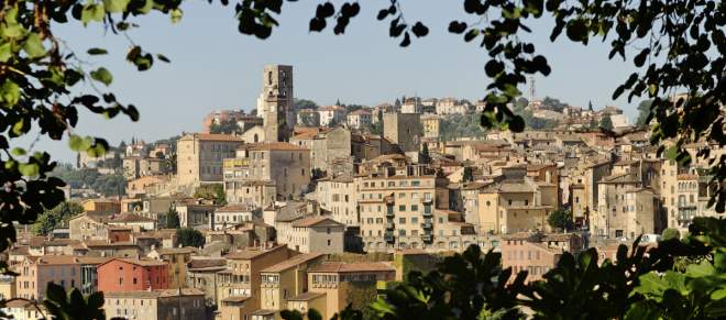 Grasse, op Provençaals grondgebied, is bekend geworden als de wereldhoofdstad van de parfumerie. De roos en de jasmijn vinden in dit paradijs alle poëzie die de stad wijdt aan de bloemen en de parfums. Het ongeëvenaarde historisch erfgoed maakt het een van de weinige bewaarde voorbeelden van middeleeuwse architectuur en de schilder Fragonard, kind van de streek, gaf het dorp een internationale reputatie.